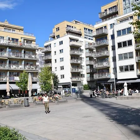 Center 2 Bedroom Flat W/ Balcony & Free Parking Apartment