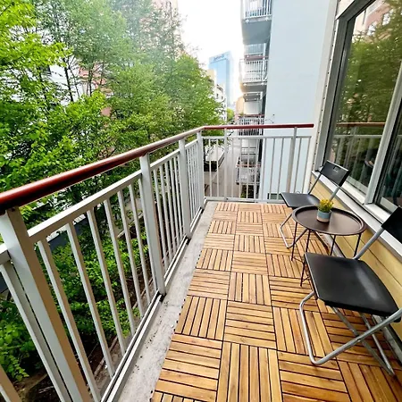 Center 2 Bedroom Flat W/ Balcony & Free Parking Apartment *