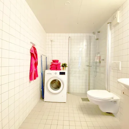 Apartment Center 2 Bedroom Flat W/ Balcony & Free Parking *