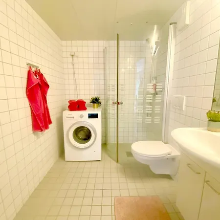 Center 2 Bedroom Flat W/ Balcony & Free Parking Apartmán