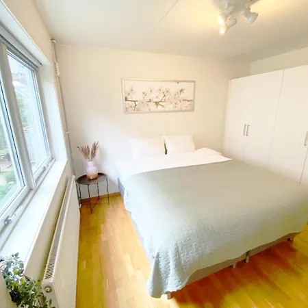 Center 2 Bedroom Flat W/ Balcony & Free Parking *