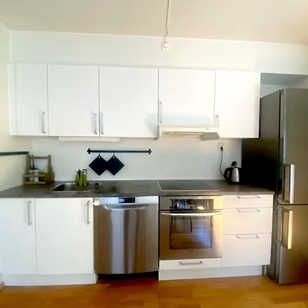 Center 2 Bedroom Flat W/ Balcony & Free Parking Appartement *