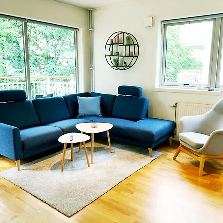 Center 2 Bedroom Flat W/ Balcony & Free Parking Appartement